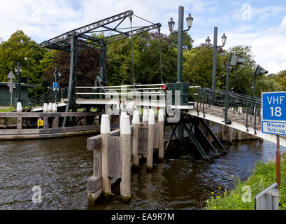 Un ponte levatoio su un canale in Zuid-Holland nella periferia di Den Haag, Paesi Bassi Foto Stock