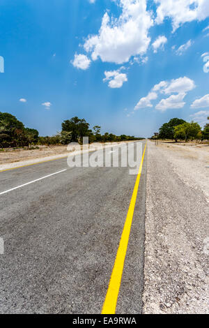 Strada infinita in Namibia, Caprivi Game Park, con cielo blu Foto Stock