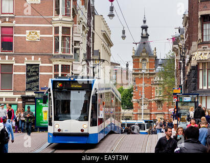 Un tram su Leidsestraat crosing il ponte sul canale della Prinsengracht nel sud del canale la cinghia. Foto Stock