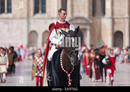 Festa Medievale di La Quintana in Piazza del Popolo, Ascoli Piceno, Le Marche, Italia Foto Stock