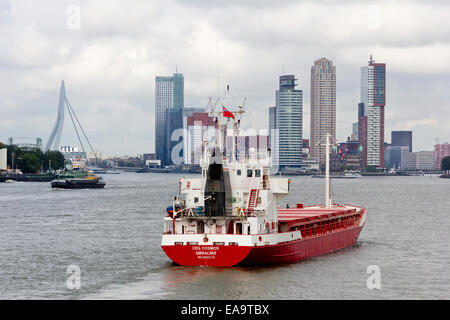 I punti di riferimento di Kop van Zuid quartiere di Rotterdam, Paesi Bassi - una nave che entra in città il Nieuwe Maas. Foto Stock