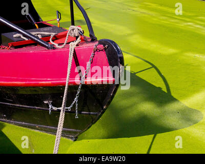 Si tratta di un narrowboat ormeggiato sul braccio di Paddington del Grand Union Canal Foto Stock