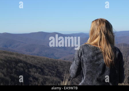 Bella giovane donna in montagna Foto Stock