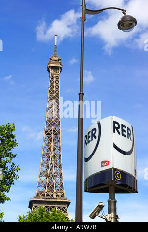 Parigi, Francia - Agosto 17, 2013: la Torre Eiffel (Tour Eiffel e RER segno su un nuvoloso giorno di estate a Parigi, Francia. Foto Stock