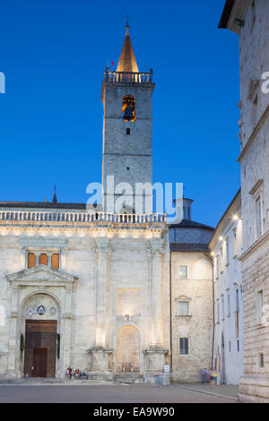 Duomo in Piazza Arringo al crepuscolo, Ascoli Piceno, Le Marche, Italia Foto Stock