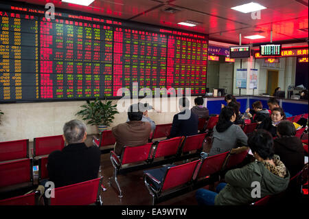 Hefei, cinese della provincia di Anhui. Decimo Nov, 2014. Gli investitori verificare le scorte in una sala di trading di titoli di una società a Hefei, a est della capitale cinese della provincia di Anhui, nov. 10, 2014. Della Cina di Shanghai benchmark indice composito su Shanghai Borsa chiusa in corrispondenza di punti 2,473.67 lunedì fino 2.3 percento o 55,5 punti. © Du Yu/Xinhua/Alamy Live News Foto Stock