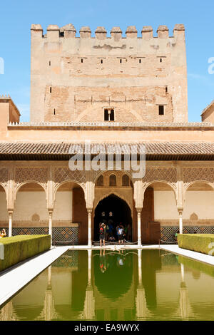 Granada, Spagna - 14 agosto 2011: Dettaglio di Comares torre e il cortile del mirto o corte della benedizione nell'Alhambra Foto Stock