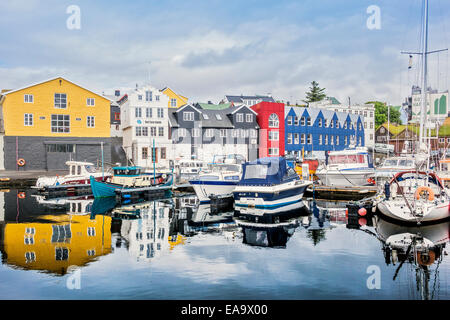 Riflessioni nel piccolo porto Torshavn Isole Faerøer Foto Stock