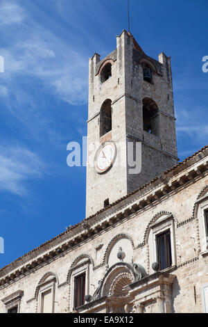 Palazzo dei Capitani del Popolo in Piazza del Popolo, Ascoli Piceno, Le Marche, Italia Foto Stock