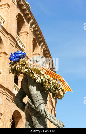 Valencia, Spagna - 31 Maggio 2010: la statua di Manolo Montoliu da Manuel Rodríguez Vázquez davanti a Plaza de Toros di Valencia Foto Stock