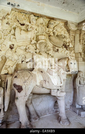 Pietre antiche sculture curvo di dio indù Surya Signore, Dio Sole Foto Stock