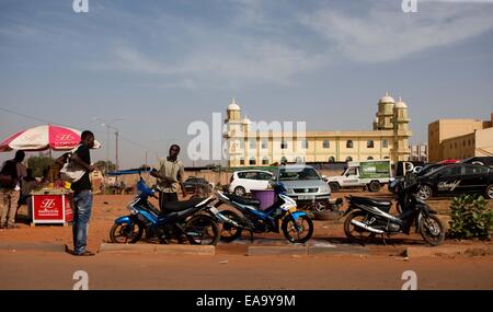 (141110) -- OUAGADOUGOU, nov. 10, 2014. (Xinhua) -- Un uomo attende per la sua moto per essere lavata a Ouagadougou, capitale del Burkina Faso, nov. 10, 2014. (Xinhua/Li Jing) (dzl) Foto Stock