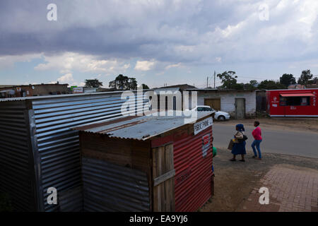 Il Lesotho. Il divario digitale. Telefono pubblico strutture nelle zone rurali del Lesotho situato in un ferro corrugato shack sulla strada principale. Foto Stock