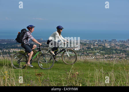 Un giovane adulto giovane in bicicletta lungo il South Downs Way al Butts Brow, Willingdon, vicino a Eastbourne, East Sussex. Regno Unito Foto Stock