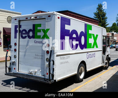 Fedex Ground furgone per consegne nel centro storico di Nevada City, nel nord del paese di oro, CALIFORNIA, STATI UNITI D'AMERICA Foto Stock