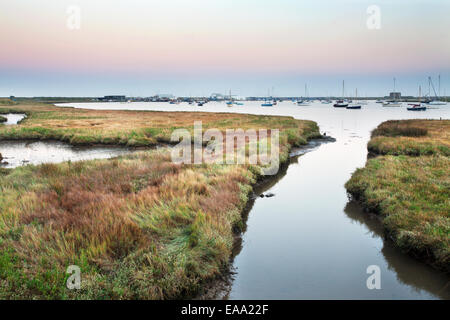 Aldeburgh paludi e Slaughden Quay al crepuscolo Suffolk in Inghilterra Foto Stock