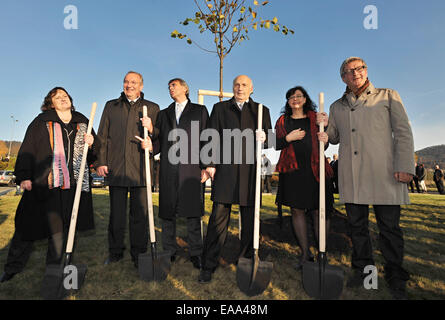 Folmava, Domazlice regione. 8 Novembre, 2014. Evento commemorativo in occasione del XXV anniversario della caduta della cortina di ferro nella Folmava, Domazlice Regione, Repubblica Ceca, 8 novembre 2014. Nella foto da sinistra Franz Loffler del consiglio provinciale del distretto di Cham, Presidente del Governo del Palatinato Superiore Axel Bartelt, governatore della regione di Pilsen Vaclav Slajs e il ceco il ministro del Lavoro e degli affari sociali Michaela Marksova Tominova durante la semina oak, Tedesco albero nazionale. © Pavel Nemecek/CTK foto/Alamy Live News Foto Stock