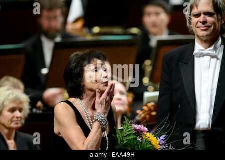 Rudolfinum, Praga. 8 Novembre, 2014. Cantante ceca Marta Kubisova canta la canzone preghiera per Marta con il nord tedesco Philharmonic Orchestra Rostock sotto la bacchetta di Ulrich Backofen (destra) in un concerto in occasione del XXV anniversario della caduta del muro di Berlino e la cortina di ferro in Rudolfinum, Praga, Repubblica Ceca, 8 novembre 2014. © Michal Kamaryt/CTK foto/Alamy Live News Foto Stock