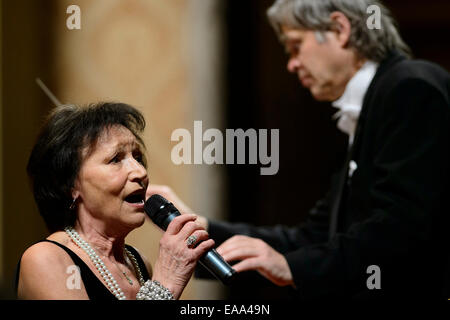 Rudolfinum, Praga. 8 Novembre, 2014. Cantante ceca Marta Kubisova canta la canzone preghiera per Marta con il nord tedesco Philharmonic Orchestra Rostock sotto la bacchetta di Ulrich Backofen (destra) in un concerto in occasione del XXV anniversario della caduta del muro di Berlino e la cortina di ferro in Rudolfinum, Praga, Repubblica Ceca, 8 novembre 2014. © Michal Kamaryt/CTK foto/Alamy Live News Foto Stock