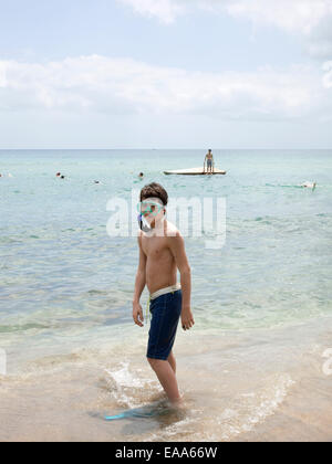 Teen boy in equipaggiamento da snorkel da acqua Foto Stock