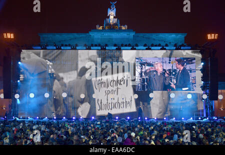 Berlino, Germania. 09Nov, 2014. Foto storiche sono proiettati sulla Porta di Brandeburgo durante le feste a Berlino, Germania, 09 novembre 2014. Numerosi gli eventi per celebrare il venticinquesimo anniversario della caduta del muro di Berlino. Foto: Rainer Jensen/dpa/Alamy Live News Foto Stock