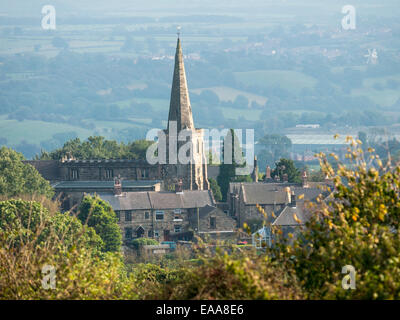 La città di Crich,con la torre di St Marys Chiesa e falò beacon sul primo piano,derbyshire, Regno Unito Foto Stock