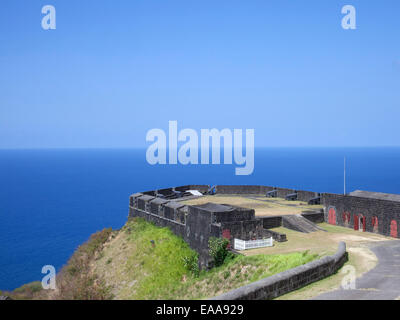 Parco Nazionale di Brimstone Hill Fortress che si affaccia sul Mare dei Caraibi Foto Stock