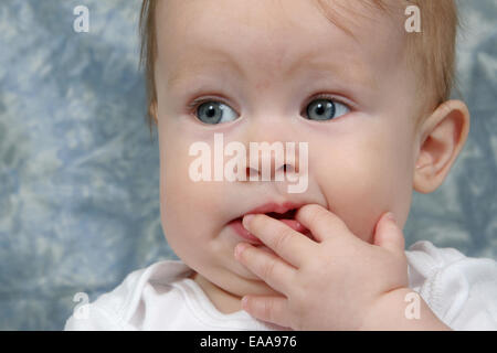 Bambini piccoli felice e amorevole. felice, triste e divertente Foto Stock