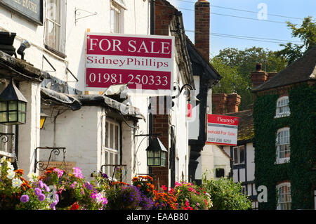 Due pub in vendita nel villaggio di Claverley, Shropshire, Inghilterra, Regno Unito Foto Stock