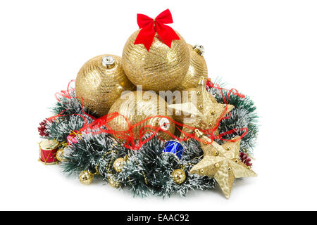 Golden albero di Natale di sfere e corona su bianco Foto Stock