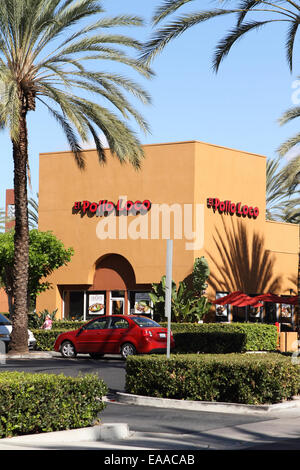 Esterno di un El Pollo Loco (Crazy pollo) Mexican un ristorante fast food in Tustin California USA Foto Stock