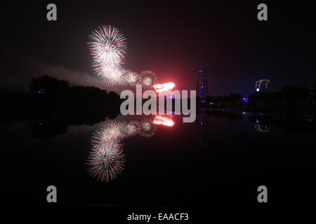 (141110) -- PECHINO, nov. 10, 2014 (Xinhua) -- fuochi d'artificio esplodere nel cielo sopra il Parco Olimpico di Pechino, Cina, nov. 10, 2014. La ventiduesima Cooperazione economica Asia-Pacifico (APEC) leader economici¡¯ incontro avviene a Pechino da nov. Da 10 a 11. (Xinhua/Zhang Yuwei)(hdt) Foto Stock