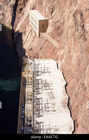 La stazione di potenza di generazione di energia idroelettrica dal Lago Mead dam impianto idroelettrico, Nevada, Stati Uniti d'America. Il lago è a un livello molto basso a causa Foto Stock