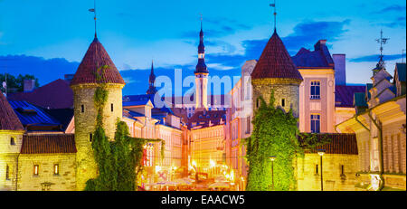 TALLINN, Estonia - 26 Luglio: vista notturna della famosa Viru Gate - Parte vecchia architettura città capitale estone sulla luglio 26, 2014 In Tal Foto Stock