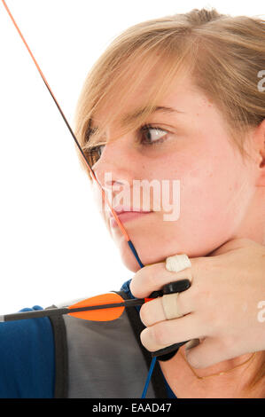 Ragazza giovane con la maglietta blu e i capelli biondi mirando con un longbow in stretta fino Foto Stock