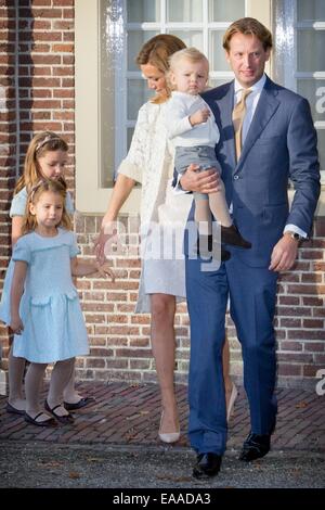 Apeldoorn, Paesi Bassi. 9 Nov, 2014. Il principe olandese Floris, Principessa Aimee e i loro bambini Eliane anteriore (L), Magali, Willem Jan (M) partecipare alla cerimonia di battesimo di Willem Jan presso il palazzo Het Loo di Apeldoorn, Paesi Bassi, 9 novembre 2014. Credito: dpa picture alliance/Alamy Live News Foto Stock