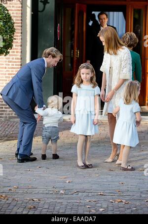 Apeldoorn, Paesi Bassi. 9 Nov, 2014. Il principe olandese Floris, Principessa Aimee e i loro figli Eliana (L), Magali, (M) e Willem Jan partecipare alla cerimonia di battesimo di Willem Jan presso il palazzo Het Loo di Apeldoorn, Paesi Bassi, 9 novembre 2014. Credito: dpa picture alliance/Alamy Live News Foto Stock