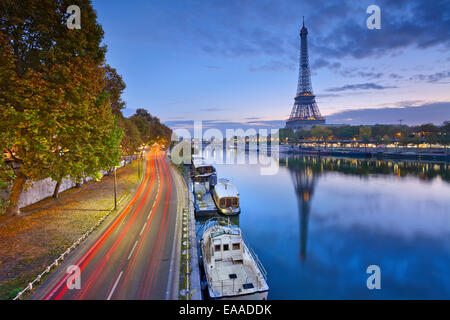 Immagine della torre Eiffel con la riflessione nel fiume Senna. Foto Stock