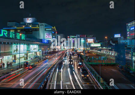 Shinjuku con traffico su Yasukuni Dori Street, Kabukicho ed il quartiere del divertimento di notte di Tokyo - Giappone Foto Stock