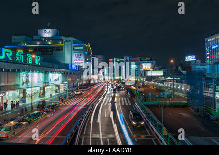 Shinjuku con traffico su Yasukuni Dori Street, Kabukicho ed il quartiere del divertimento di notte di Tokyo - Giappone Foto Stock