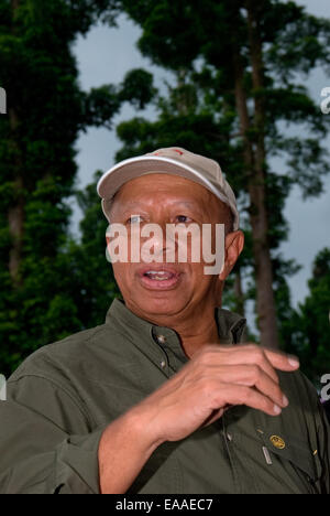 Ritratto di Arifin Panigoro, uomo d'affari indonesiano e fondatore di Medco Energi International, durante un evento a Sukabumi, Giava Occidentale, Indonesia. Foto Stock