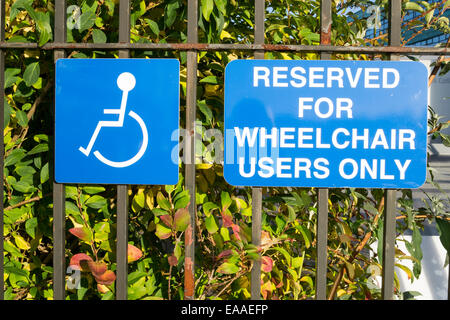 Parcheggio Disabili per persone in sedia a rotelle solo Foto Stock