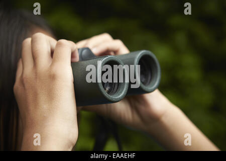 Una giovane ragazza con bird watching binocolo. Foto Stock