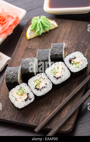 Rotoli di Sushi con anguille, cetriolo e semi di sesamo Foto Stock