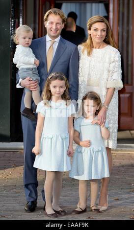 Apeldoorn, Paesi Bassi. 9 Nov, 2014. Il principe olandese Floris, Principessa Aimee e i loro figli Eliana anteriore (R), Magali anteriore (L) e Willem Jan partecipare alla cerimonia di battesimo di Willem Jan presso il palazzo Het Loo di Apeldoorn, Paesi Bassi, 9 novembre 2014. Credito: dpa picture alliance/Alamy Live News Foto Stock