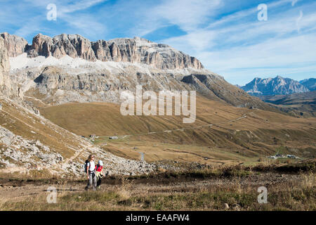 Frau und tipo wandern Dolomiten - donna e bambini escursioni nelle Dolomiti Foto Stock