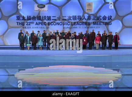 (141110) -- PECHINO, nov. 10, 2014 (Xinhua) -- Il presidente cinese Xi Jinping e sua moglie Peng Liyuan posano per una foto di gruppo con i partecipanti del ventiduesimo APEC economica incontro dei leader e dei loro coniugi davanti ad un banchetto di benvenuto a Pechino Capitale della Cina, nov. 10, 2014. (Xinhua/Ma Zhancheng) (HDT) Foto Stock