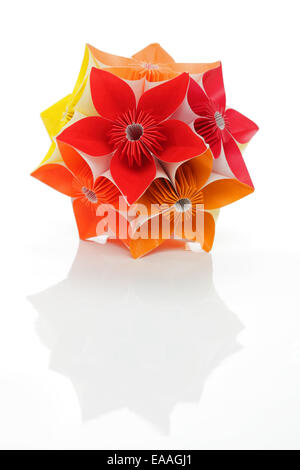 Kusudama Origami sfera piegato da molti fogli quadrati colorati di carta kami Foto Stock