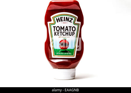 Heinz Tomato Ketchup in una spruzzetta con una forma di pomodoro barbecue sull'etichetta Foto Stock