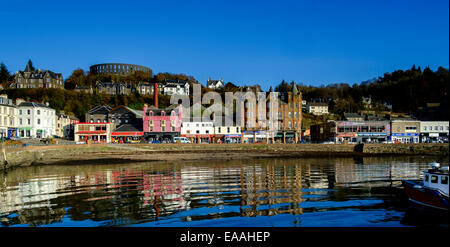 Di fronte al mare a Oban in Scozia con il rovinato McCaig's Tower sulla collina sopra Foto Stock